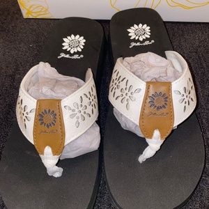 New in box Yellowbox size 6.5 White Tranquil Sandal Flip Flop